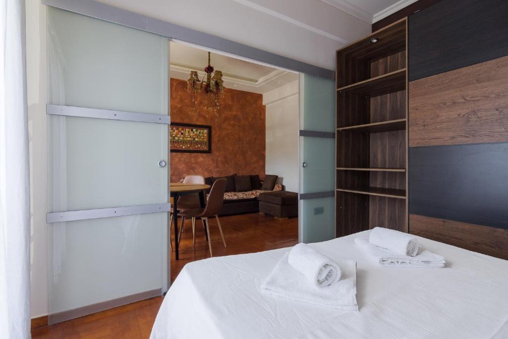 Petralona Apartment | Spacious Apartment in Athens