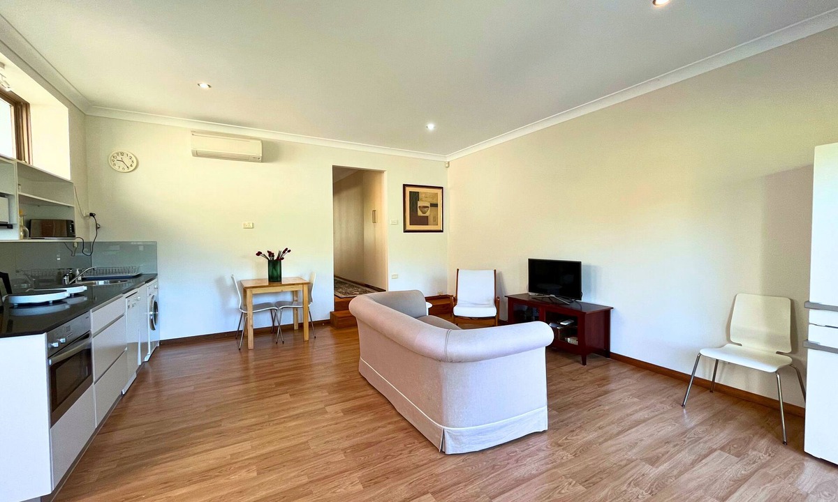 Killarney Heights House | Spacious & Comfortable 2-bed Central Sydney Home in Killarney Heights w. parking