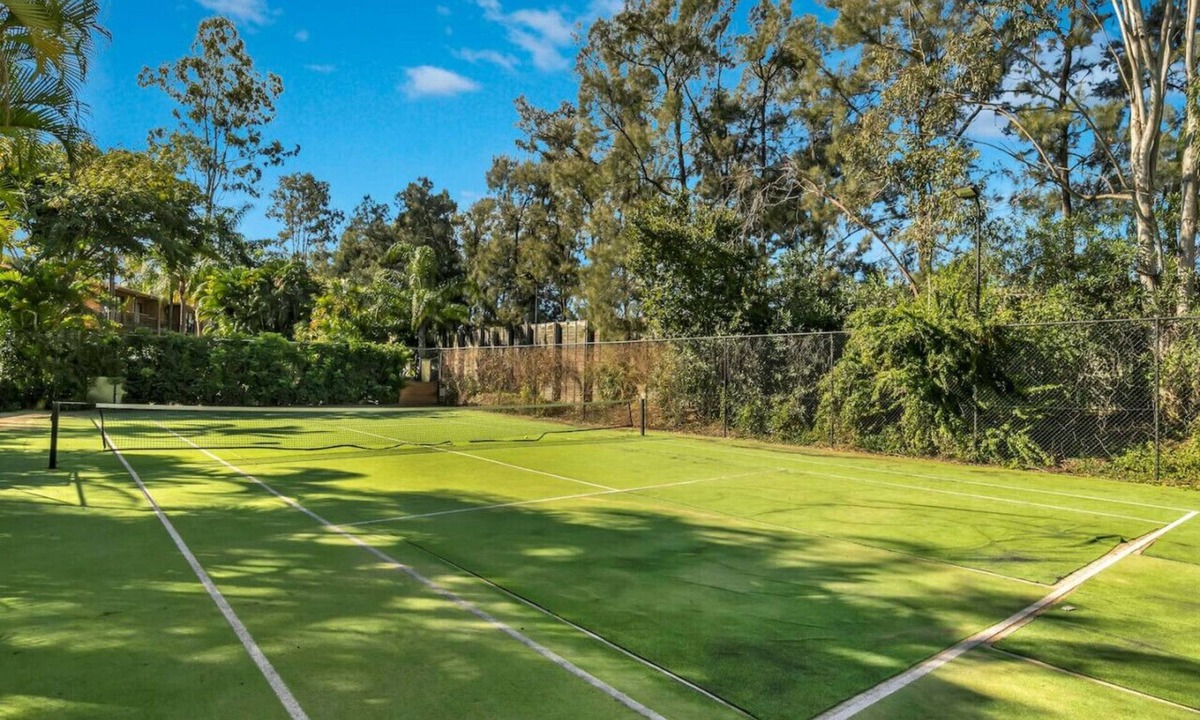 Mount Ommaney Hotel | Spacious Room Ideal for Biz & Leisure.