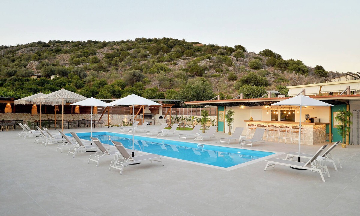 Vivari Apartment | Stork Holiday Apartments - Garden & Sea View