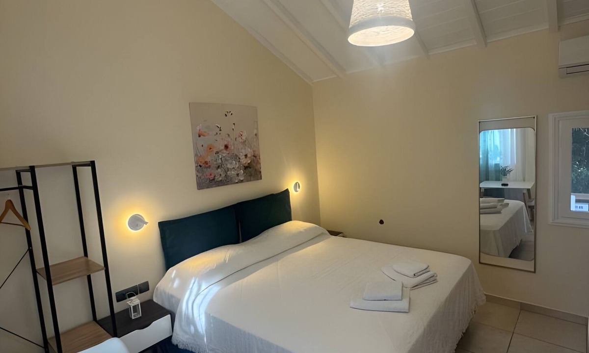 Episkopos Apartment | Studio Apartment 'Episkopos' with Private Terrace, Wi-Fi and Air Conditioning