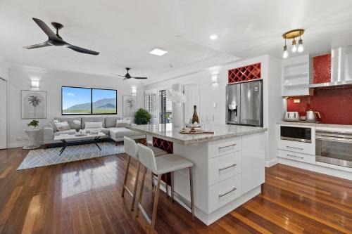 Cairns Central Business District Apartment | Stunning Coastal 3 Bedroom Apartment in Cairns CBD
