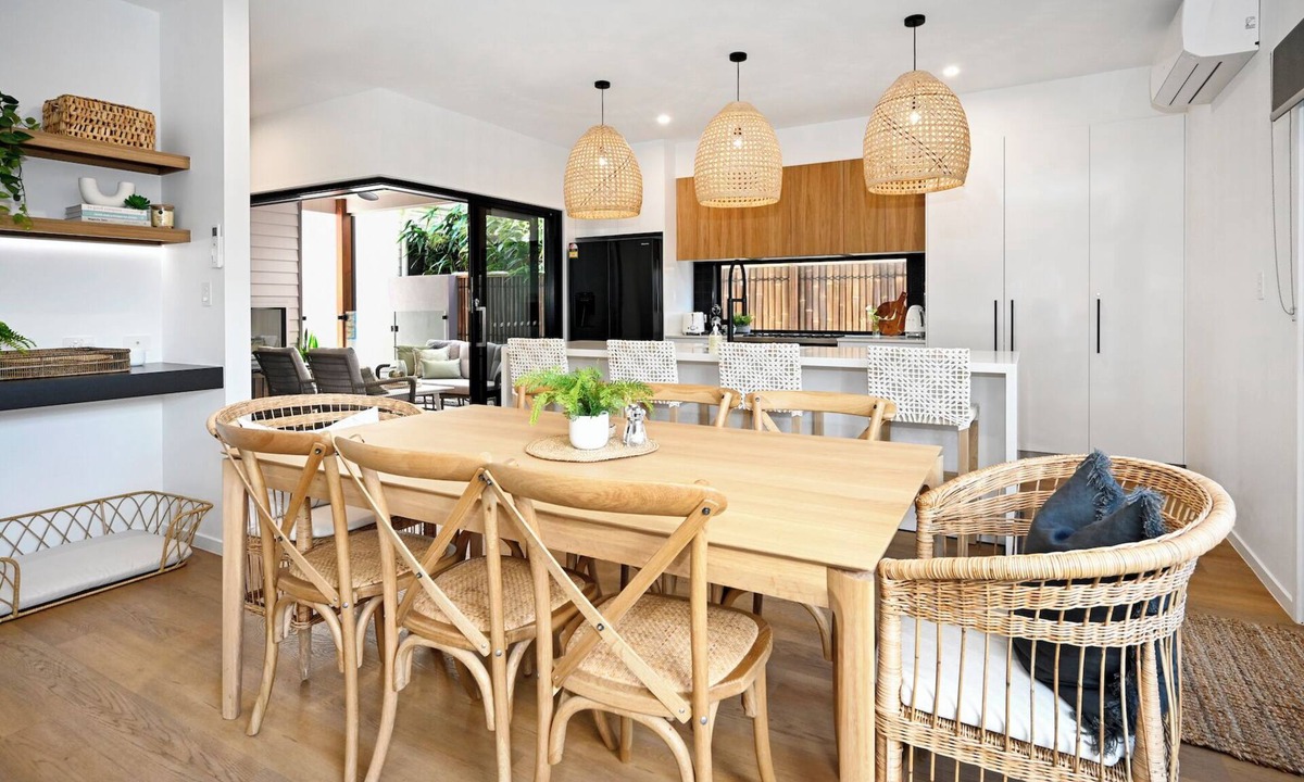 Bokarina House | Stylish, Beachside 4 b/r Dream Home - 8 guests ZD7