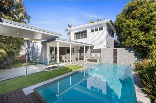 Noosa Heads Apartment | The Noosa Loft - Private, Close to Everything!