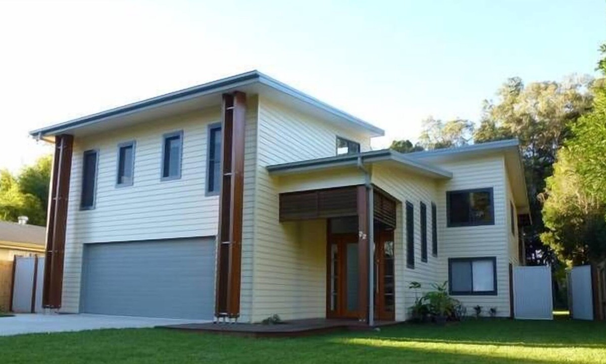 Toogoom House | The Office, Toogoom, Qld (Absolute beach frontage)