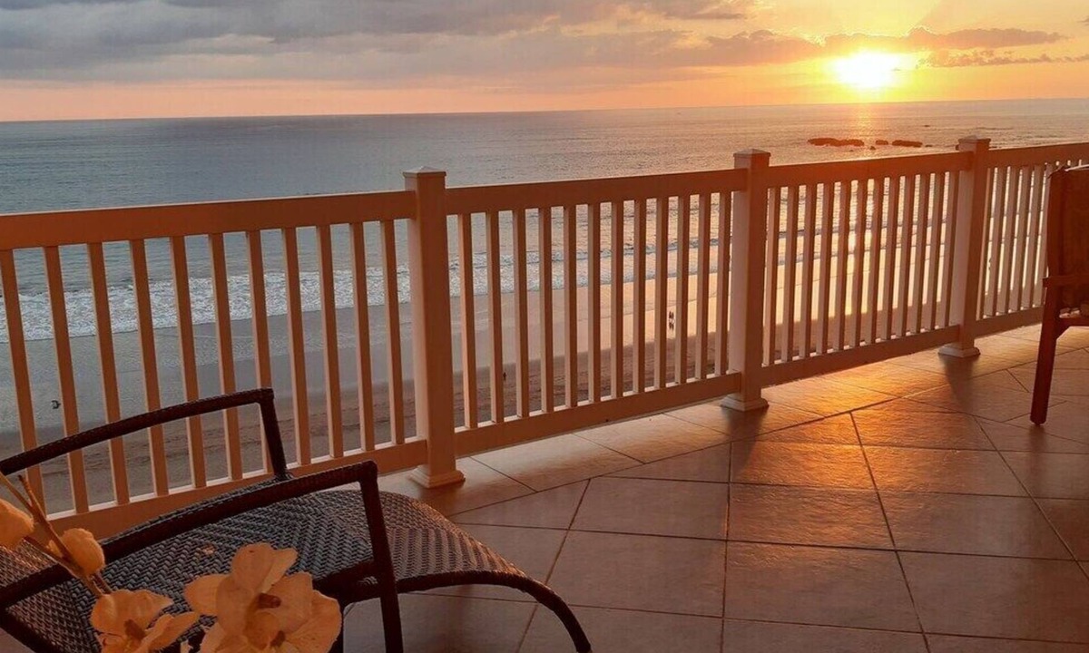 Barrio Los Villalobos Apartment | The Palms Jaco 1001 penthouse on the beach
