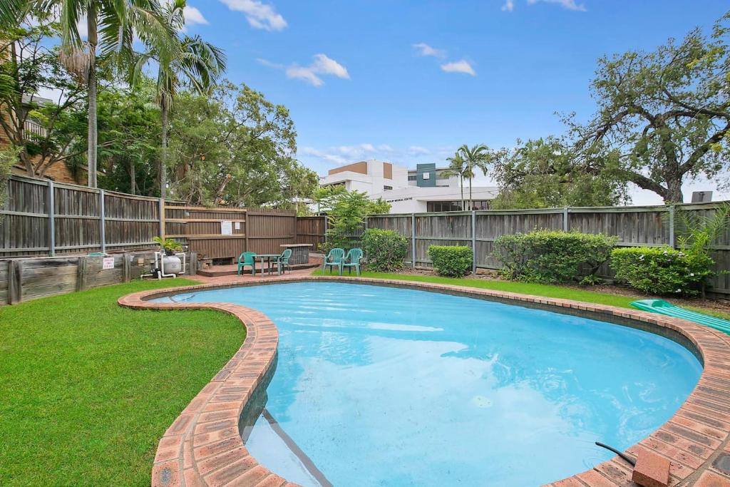 Auchenflower Apartment | The Poolside Perch - A Breezy Balcony Gem