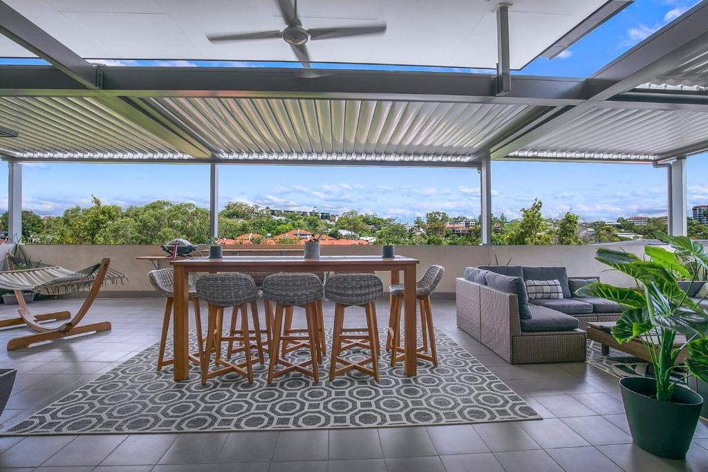 Taringa Apartment | Top of Taringa Penthouse with Sweeping Views