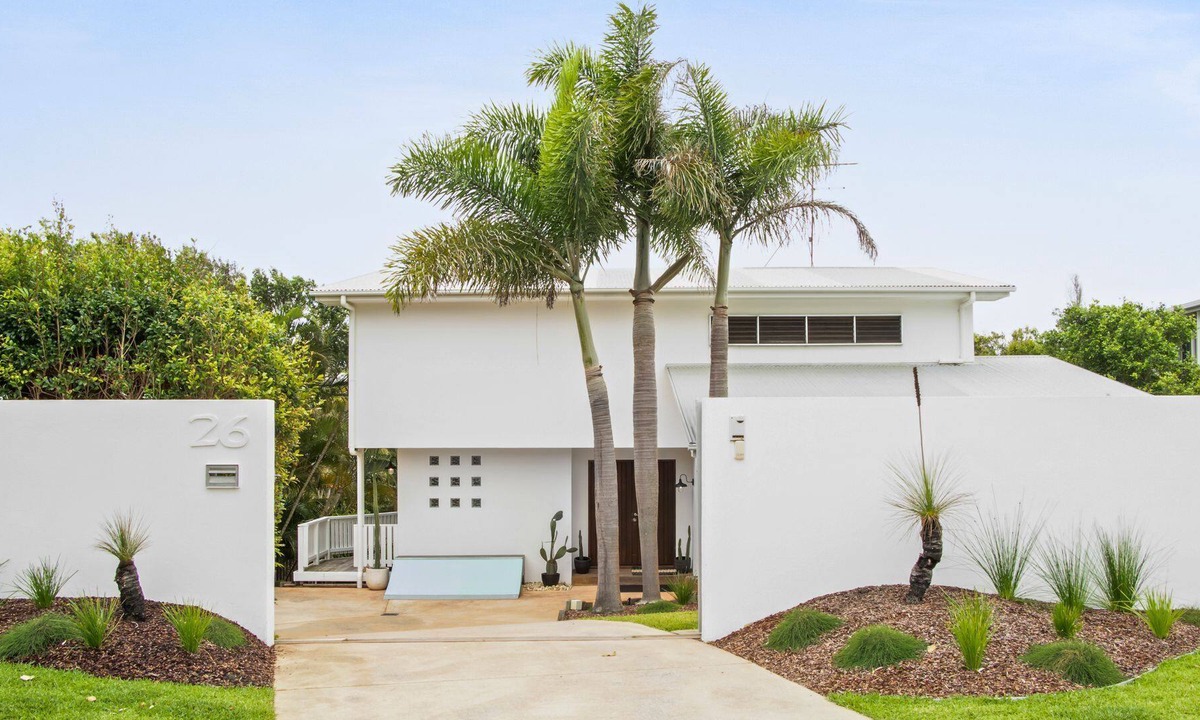 Castaways Beach House | Tres Palms - Large beach house only 50 metres to beach with pool