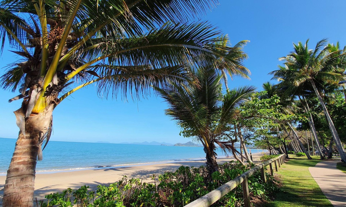 Palm Cove Apartment | Tropical Unit with Private Fenced Garden Close to The Beach 4