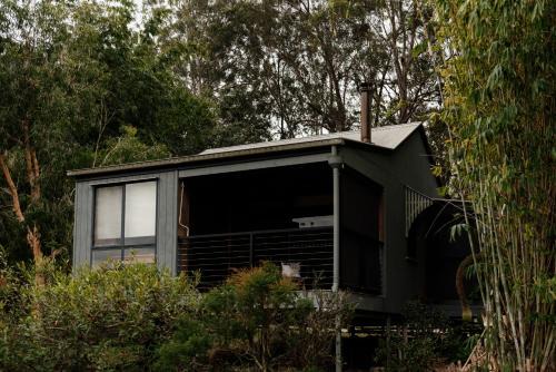 Rathdowney Bed & Breakfast | Tuckeroo Cottages & Gardens - Blue Wren & Kookaburra