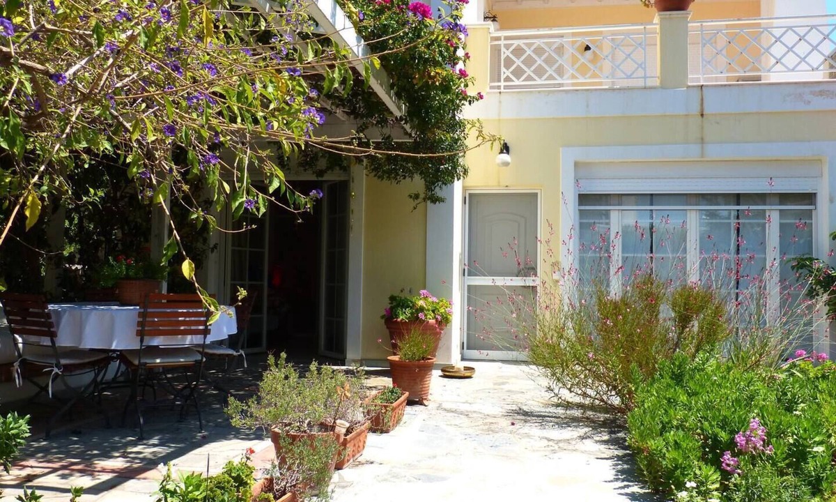Xylokastron House | unique seaside home with garden