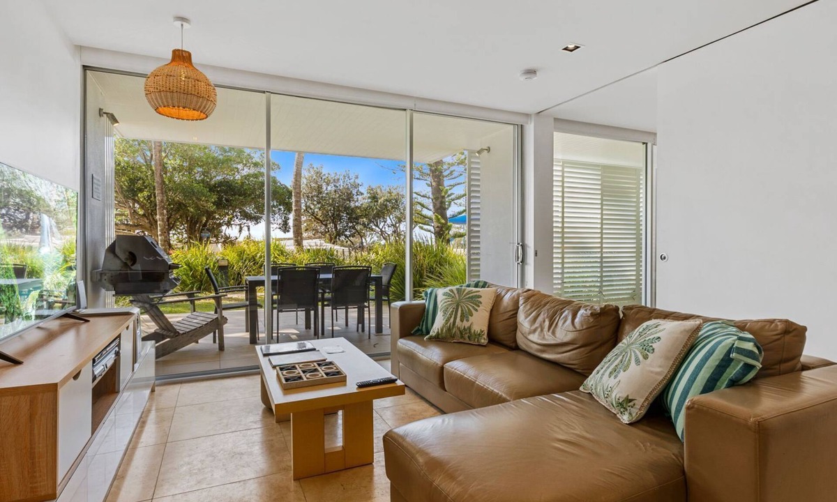 Rainbow Beach Apartment | Unit 3 Plantation Resort - Rainbow Beach. Air conditioned. Pool and outdoor spa. Plantation Resort.