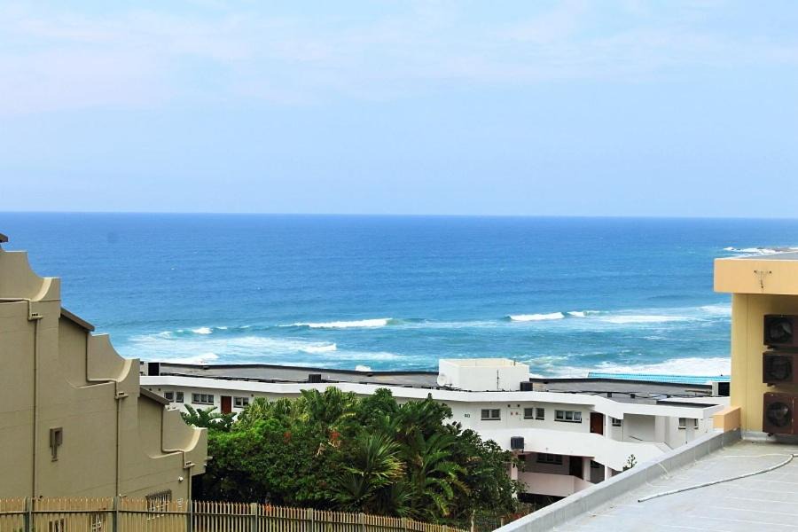 Manaba Beach Apartment | Uvongo Lucian Blue Flag Beach Apartment