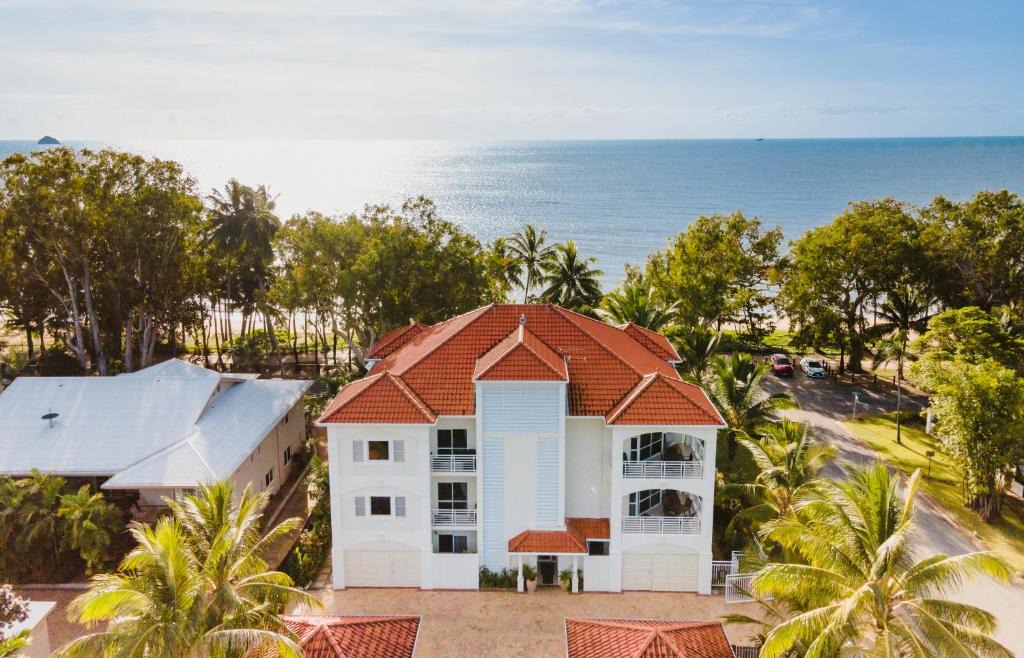 Clifton Beach Apartment | Villa Beach Palm Cove