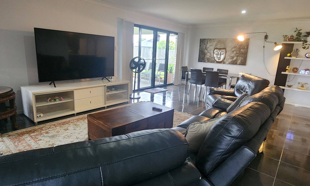 Upper Coomera House | Walk to shops and restaurants, with theme parks at your doorstep!