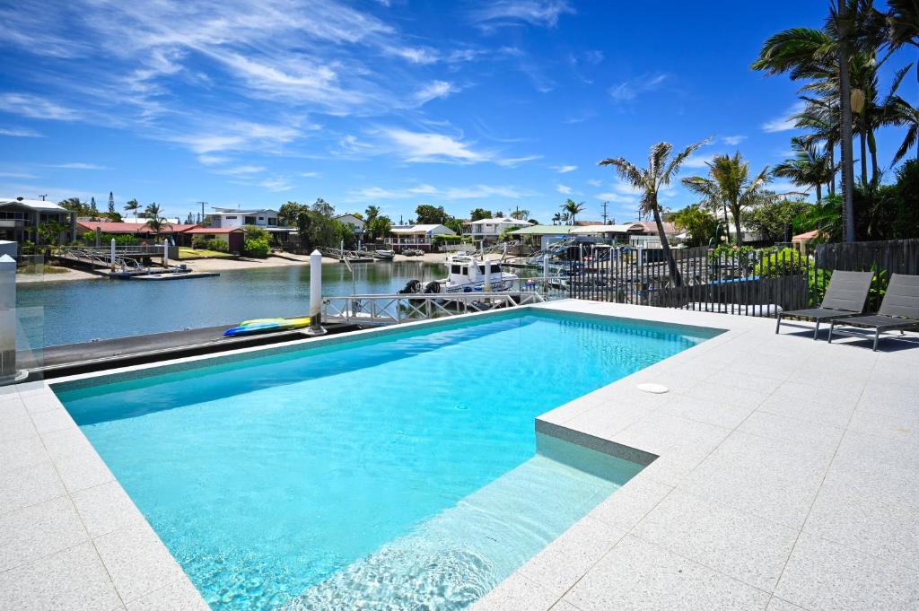 Buddina House | Waterfront Delight - Pool, Aircon ZG8