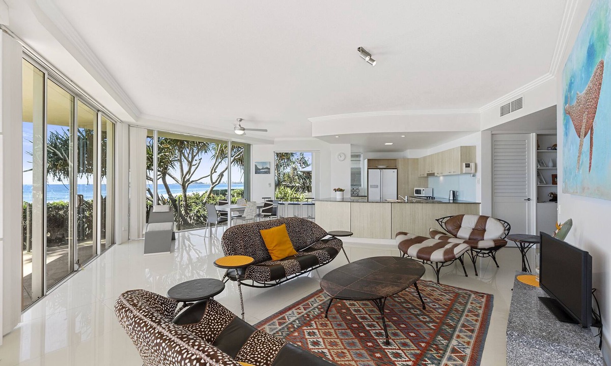 Currumbin Apartment | Welcome to Waves Absolute Beachfront Beach Apartment.