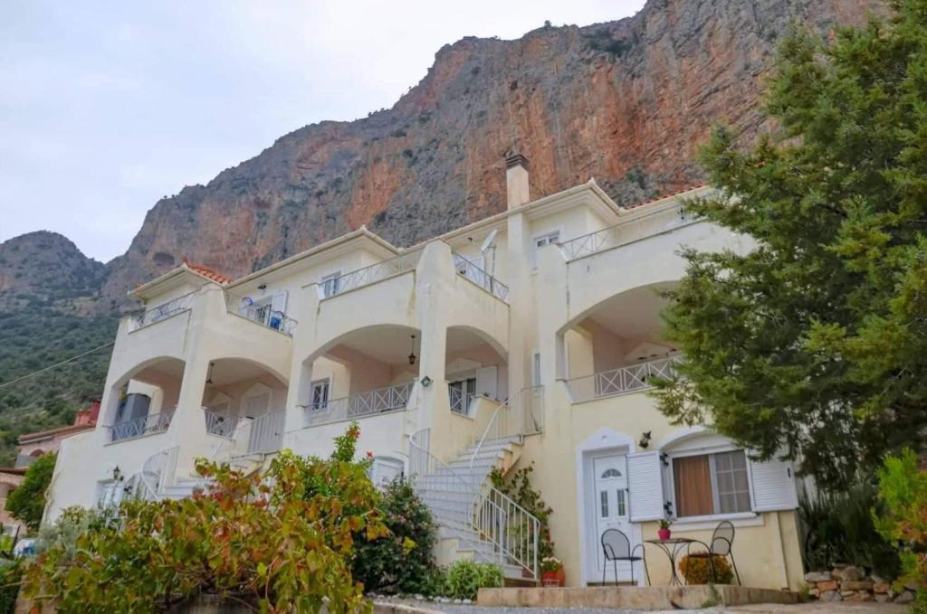 Livadi Apartment | West Red Rock and View Leonidio maisonette studio