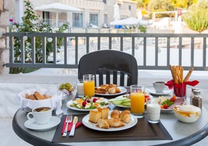 1-bed apartment in resort with Swimming Pool and Sea View. Breakfast included.