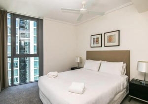 2 Bedroom Riverside Apartment in Hamilton Portside