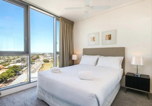 2 Bedroom Riverside Apartment in Hamilton Portside