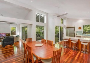 2 Naiad Court Rainbow Shores. Walk to beach. Pets welcome. Wifi