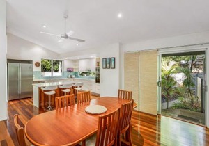 2 Naiad Court Rainbow Shores. Walk to beach. Pets welcome. Wifi