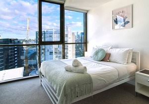 2BR Food & Drink Hub ★Gym★Pool★Views★Roof Terrace