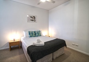 2BR Food & Drink Hub ★Gym★Pool★Views★Roof Terrace