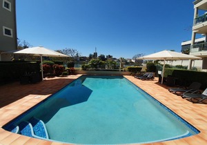2BR Lovely River ★Retreat Pool★Gym★Wine★Netflix