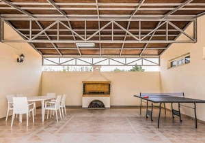 5 bed 3 bath, large pool, spacious grounds
