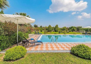 5 bed 3 bath, large pool, spacious grounds