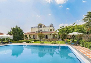 5 bed 3 bath, large pool, spacious grounds