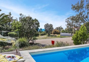 Barefoot Bungalow - Castaways Beach
