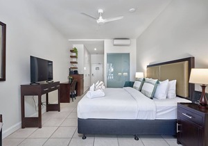 Beach Club Oceanview Spa Suite in Palm Cove