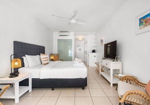 Beach Club Top Floor Oceanfront Studio Palm Cove