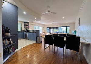 Beachfront The Strand - Spacious Apt. 2/103 - Luxurious Beachfront Apartment on The Strand