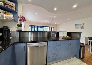 Beachfront The Strand - Spacious Apt. 2/103 - Luxurious Beachfront Apartment on The Strand