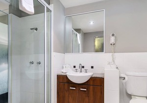 BLUE LAGOON LAKESIDE STUDIO