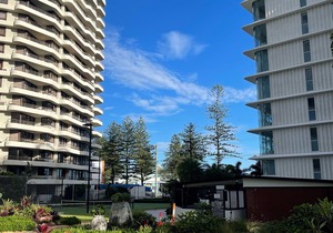 BURLEIGH BEACH - Renovated Unit With Free WIFI