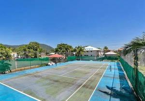 Cairns Reef Apartments & Motel