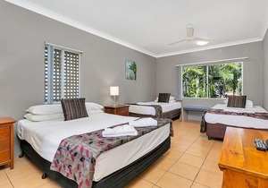 Cairns Reef Apartments & Motel