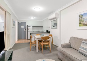 Calypso Plaza Resort Unit 306 Beachfront location in central Coolangatta with ocean glimpses