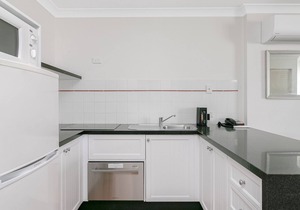 Calypso Plaza Resort Unit 306 Beachfront location in central Coolangatta with ocean glimpses