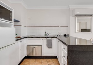 Calypso Plaza Resort Unit 429 Beachfront Resort Style complex in the heart of Coolangatta