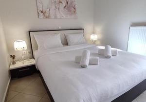 Central & Comfortable, with Acropolis view