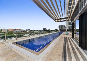 Central Modern 2 Bed*Carpark*Pool*WiFi*Netflix*Gym