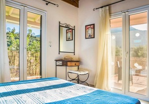 Charming villa w/pretty garden, 5min walk to beach