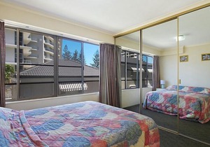 Cobden Court Unit 5 - 2 bedroom unit one street from the beach